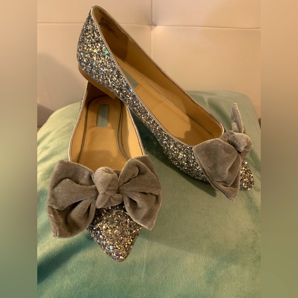 Blue by Betsey Johnson Amory Glitter velvet pointed Bow Flat silver✨✨